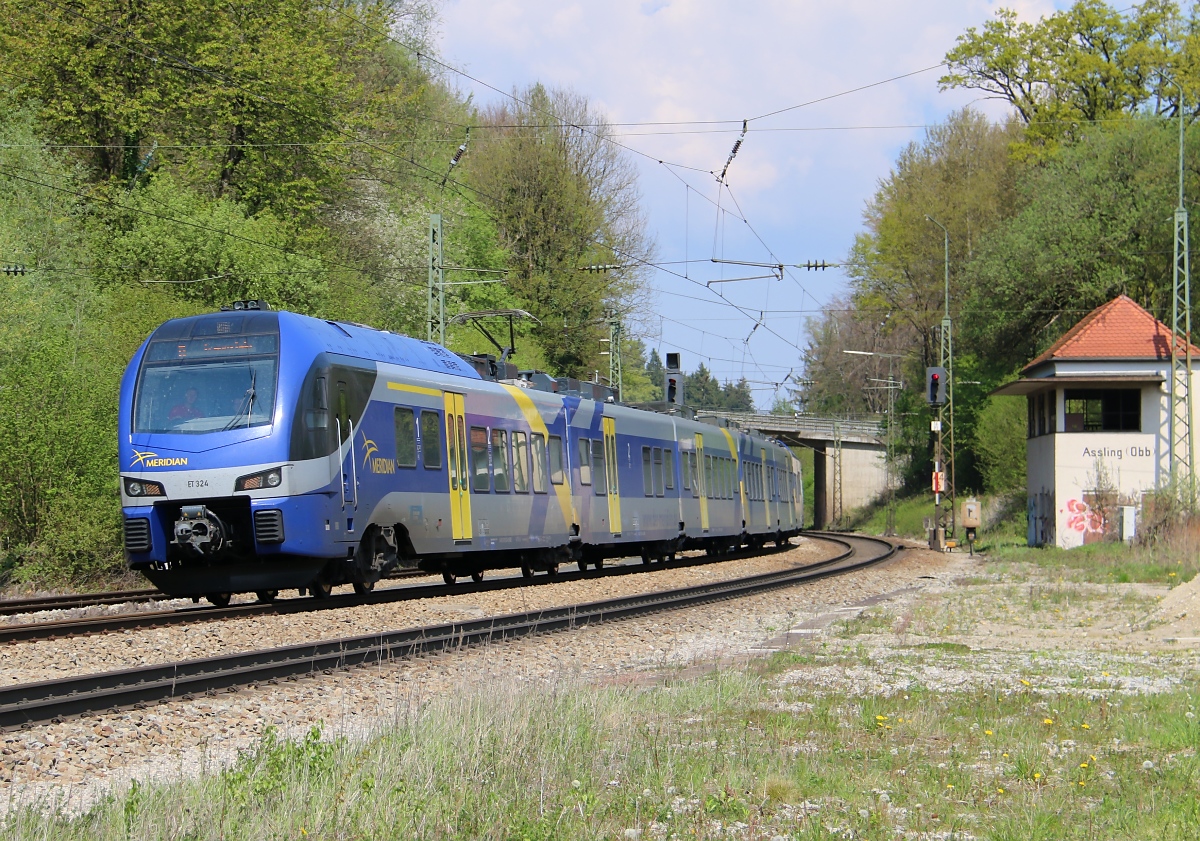430 024 (ET 324) aus Richtung München kommend kurz vor dem Halten in Aßling zur Weiterfahrt Richtung Rosenheim. Aufgenommen am 24.04.2014.