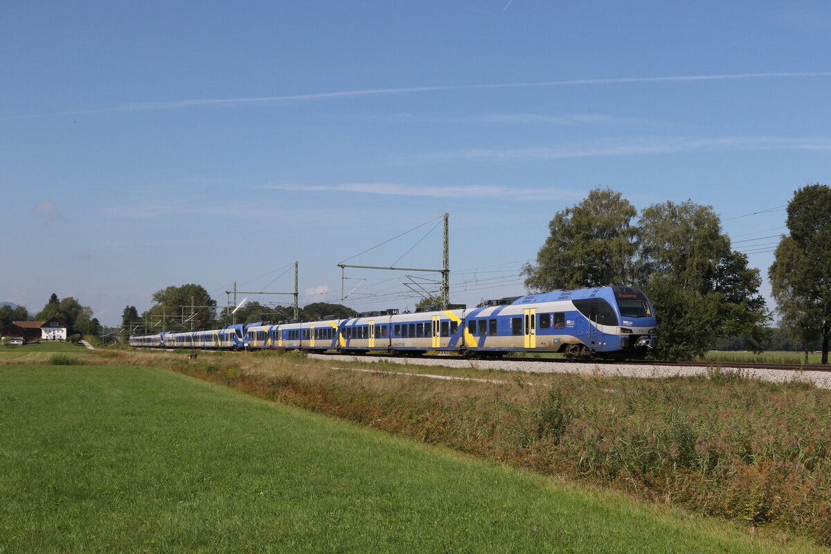 430 027, 430 007 und 430 016 aus München kommend am 30. August 2022 bei Übersee.