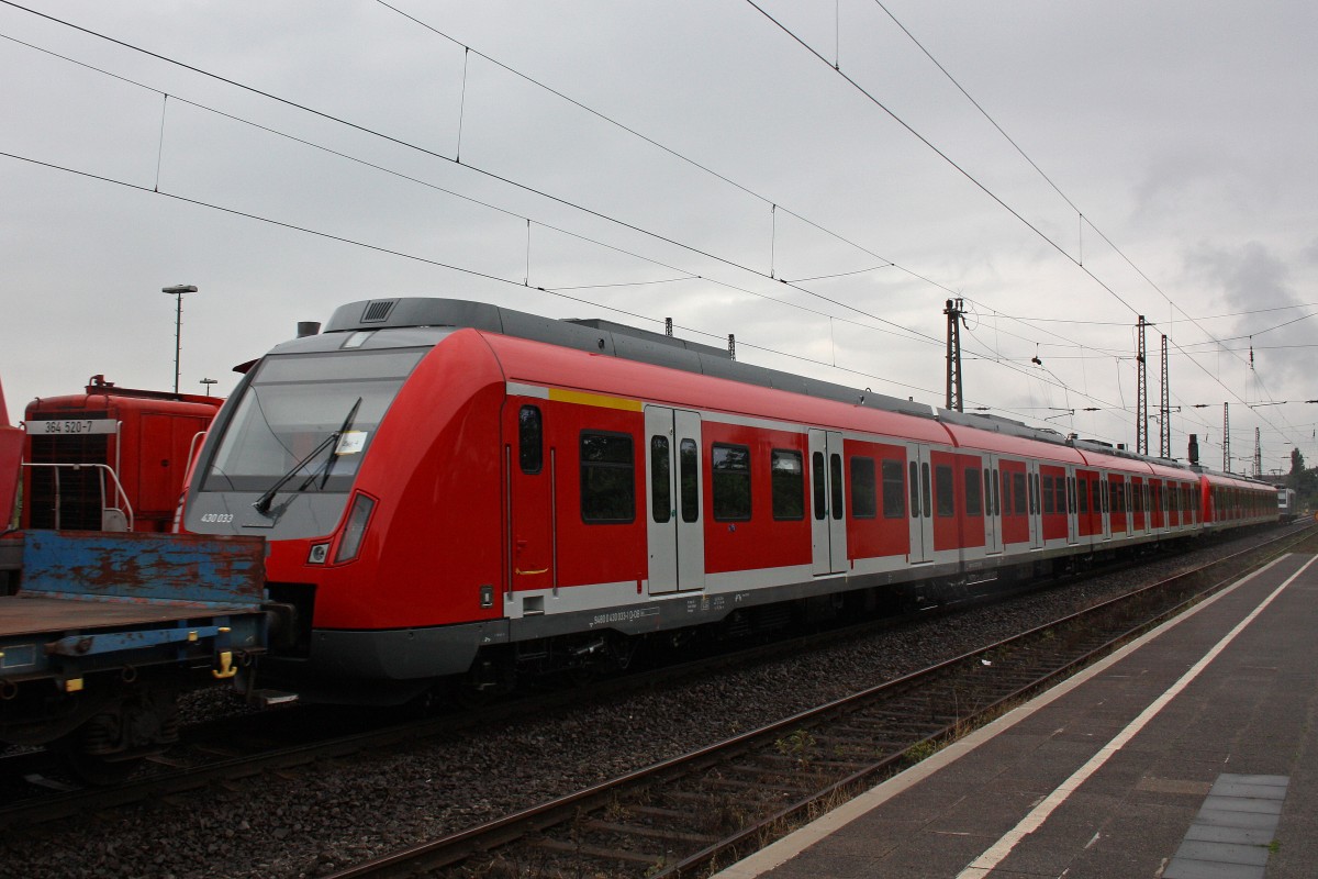 430 033 wurde am 24.6.13 von 185 680 durch Duisburg-Bissingheim geschleppt.