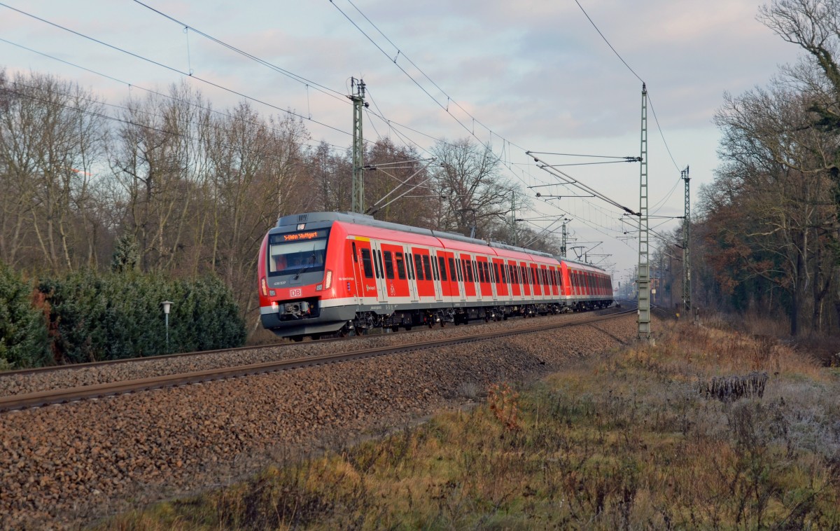 430 037 und 430 042 der Stuttgarter S-Bahn rollten am 09.12.14 durch Burgkemnitz Richtung Bitterfeld. 