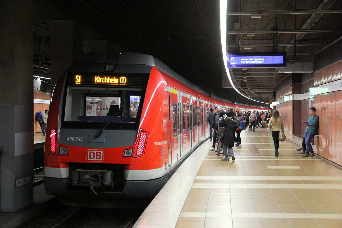 430 045 wurde in der Station Stuttgart-Universität portraitiert.
Aufnahmedatum: 6. April 2016.
S 1 von Herrenberg nach Kirchheim (Teck).