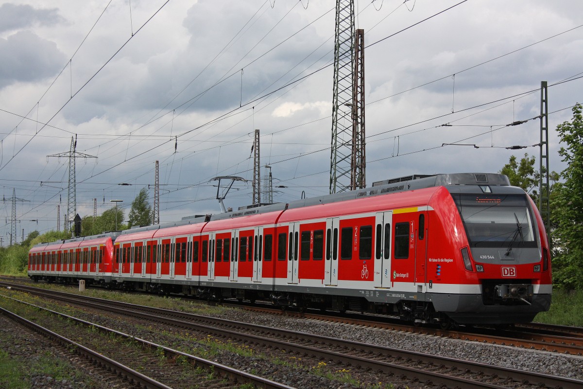 430 047+430 044 am 13.5.13 als 93207 Stolberg Gbf - Unterer Bahnhof Delitzsch in Ratingen-Lintorf.
