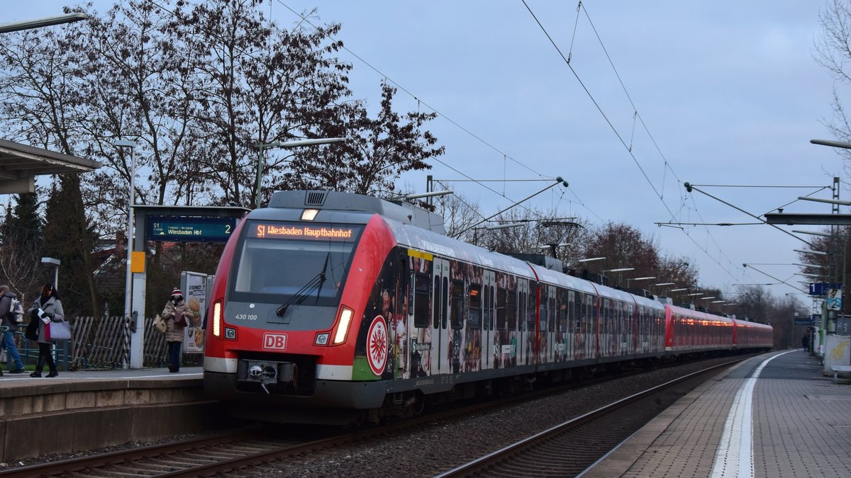 430 100 zusammen mit zwei weiteren 430ern auf dem Weg als S1 nach Wiesbaden Hbf beim Zwischenstopp in Frankfurt-Nied. Aufgenommen am 5.2.2019 17:18