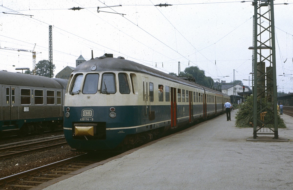 430 114-9 als Nahverkehrszug von Dortmund nach Soest. Aufnahme 1982.