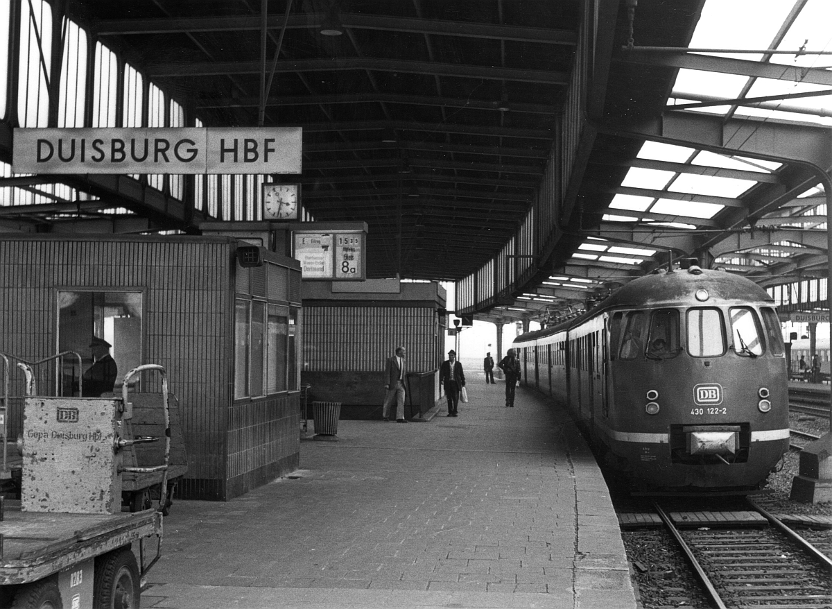430 122 als Eilzug nach Dortmund in Duisburg, Juli 1979.