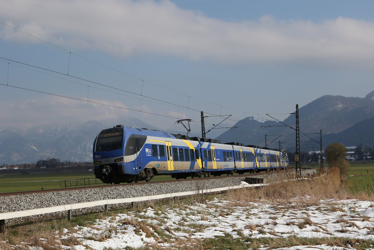 430 318 aus Salzburg kommend am 4. April 2022 bei Bernau am Chiemsee.