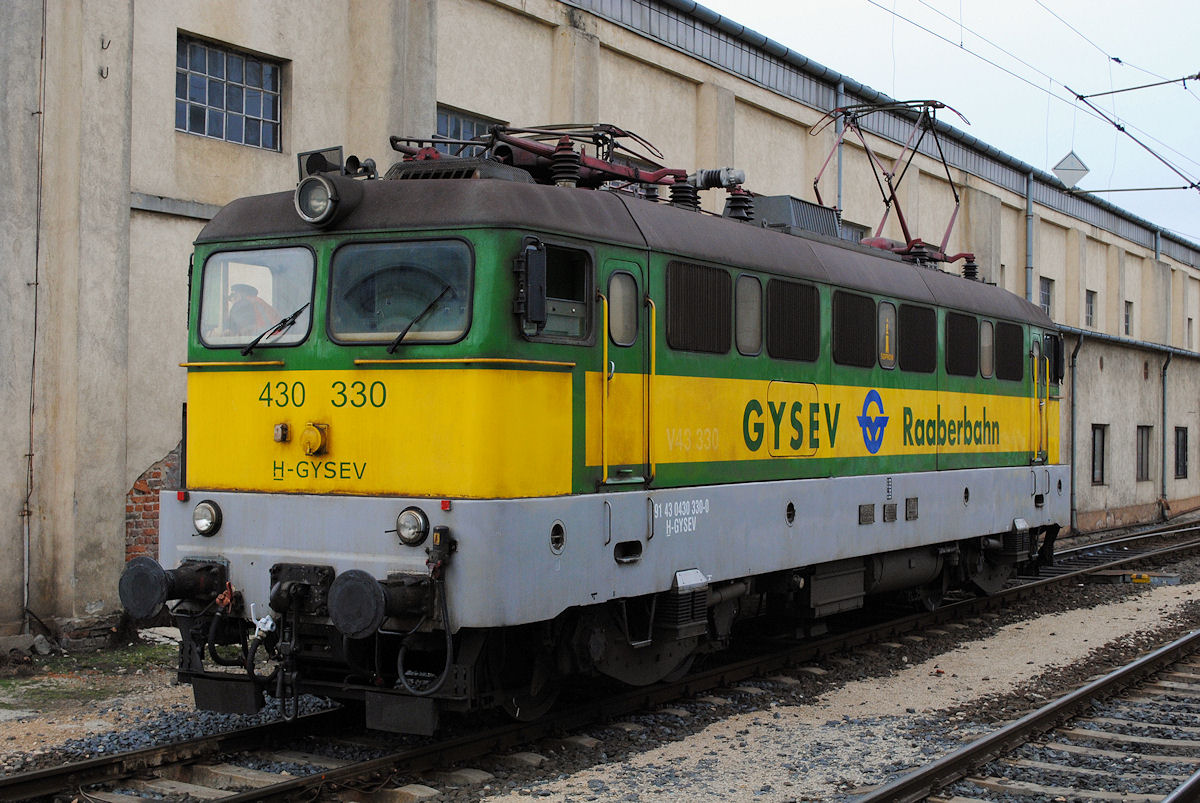 430 330 der GySEV wartet neben der Lokhalle des Bhf. Sopron auf die nächste Leistung. (12.02.2016)