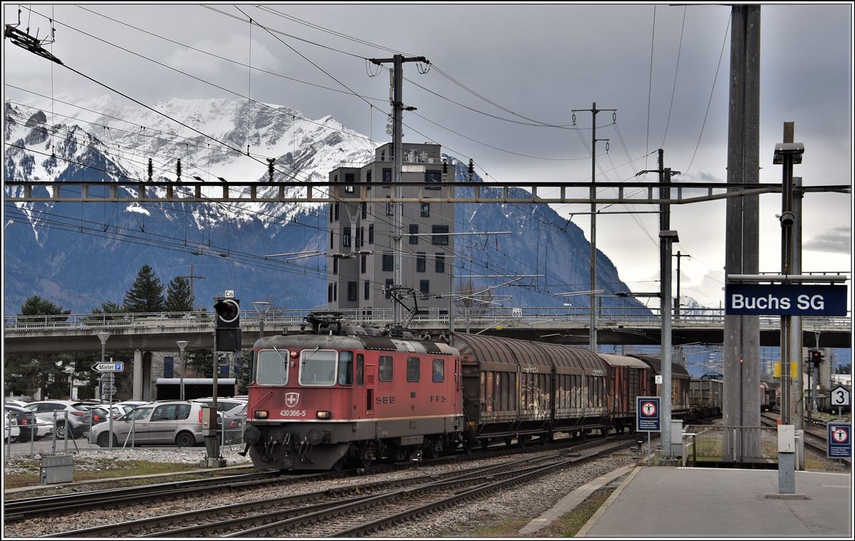 430 366-5 trifft bei Föhn in Buchs SG ein. (15.03.2018)
