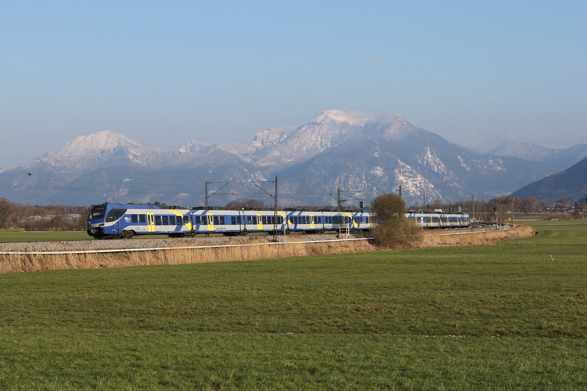 430 509 aus Salzburg kommend am 4.April 2022 bei Bernau am Chiemsee.