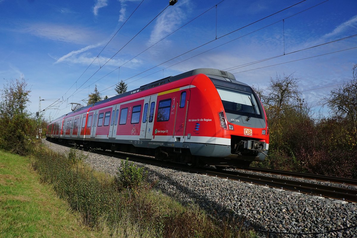 430 570 der S-Bahn Stuttgart am 25.10.2017 auf der Gäubahn kurz vor Herrenberg.
 Da hat doch tatsächlich jemand eine große 2 in den Himmel geschrieben .