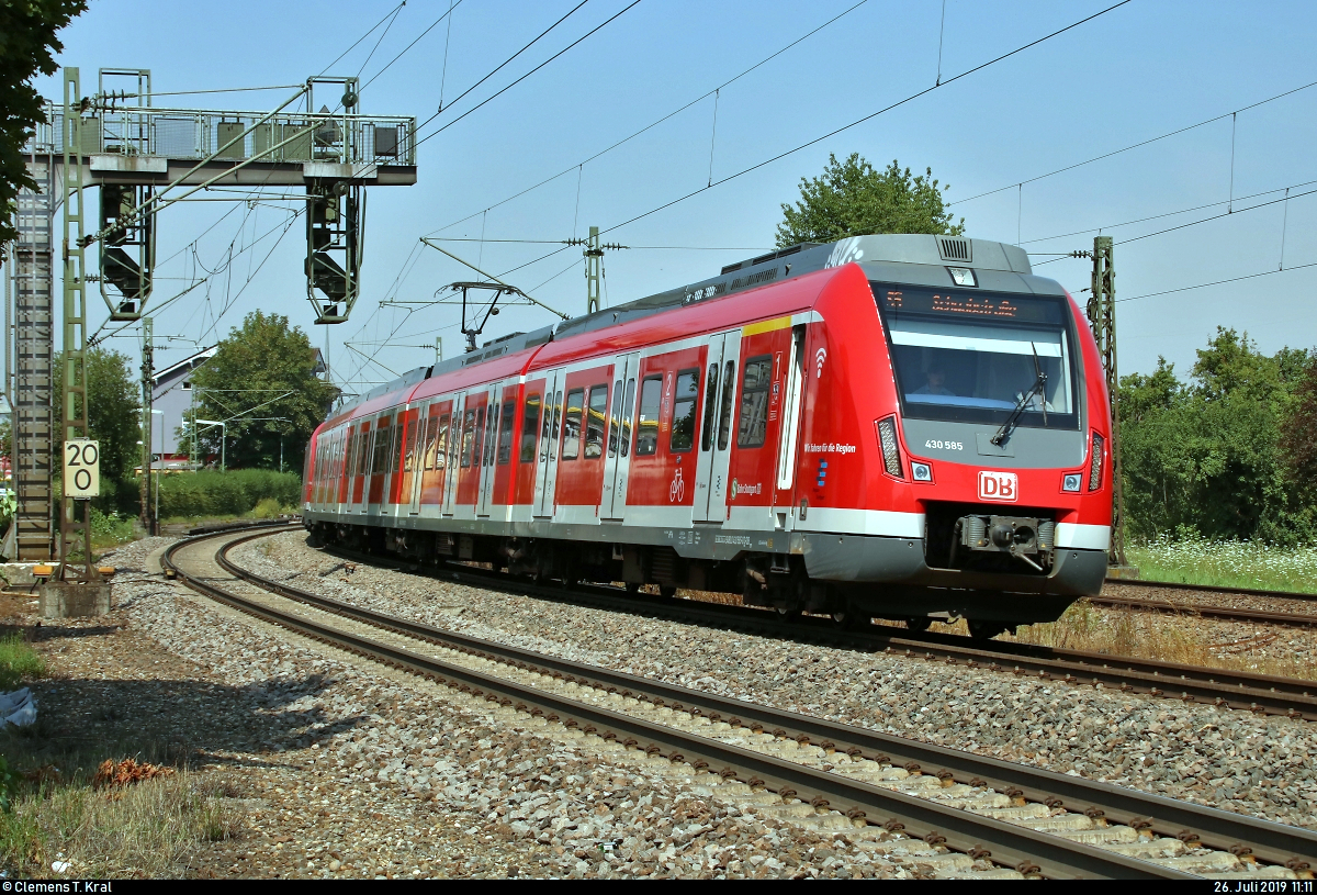 430 585-0 und 430 ??? der S-Bahn Stuttgart als S5 von Bietigheim-Bissingen nach Stuttgart Schwabstraße verlassen den Bahnhof Tamm(Württ) auf der Bahnstrecke Stuttgart–Würzburg (Frankenbahn | 4800).
Aufgenommen vom Parkplatz an der Bahnhofstraße.
[26.7.2019 | 11:11 Uhr]