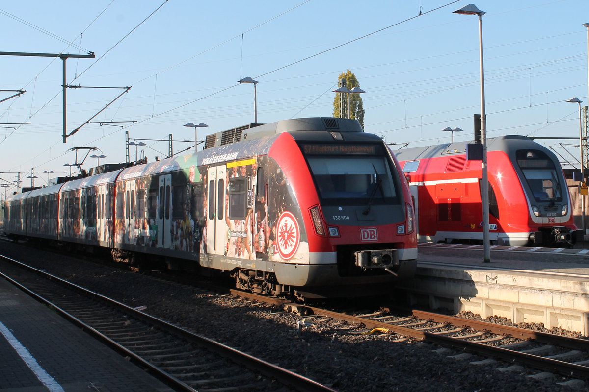 430 600-7 am 22.10.2018 als Pokalsiegerbahn  Eintracht Frankfurt  wartend auf den RE 70 nach Frankfurt/Main in den Morgenstunden am Gleis 2 Riedstadt-Goddelau.