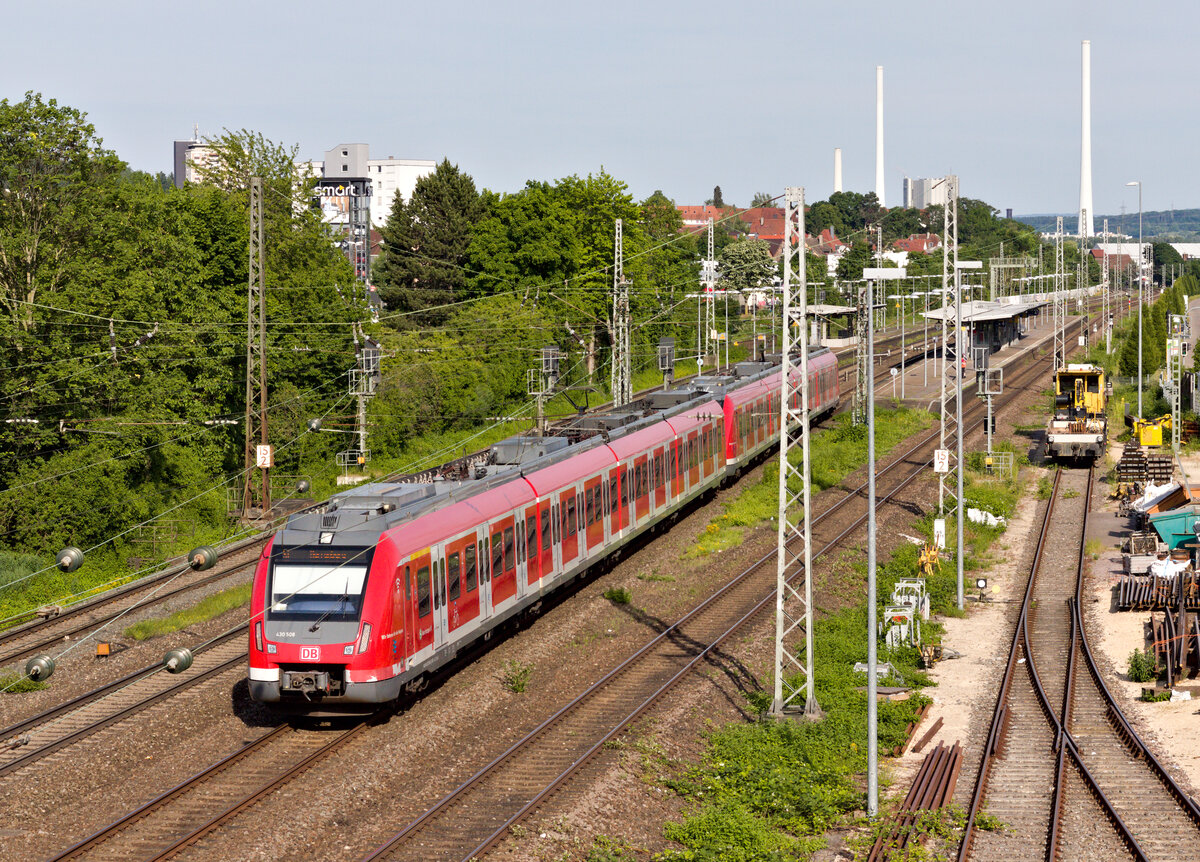 430-Doppeltraktion als S1 Kirchheim-Herrenberg am 16.06.2021 in Oberesslingen. 