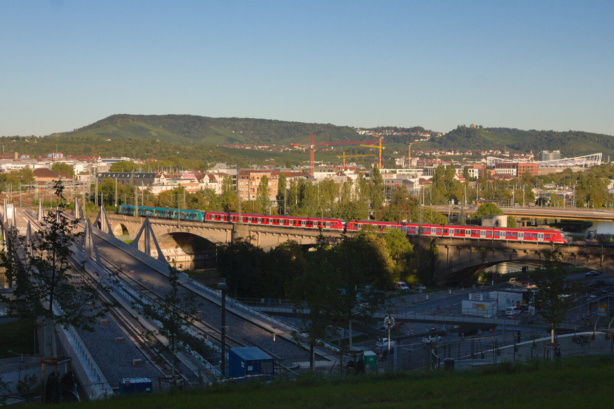 430-Langzug am 04.09.2023 auf der Neckarbrücke in Stuttgart-Bad Cannstatt. Das führende Fahrzeug wirbt dabei als eines von zweien für neue TriebfahrzeugführerInnen. 
