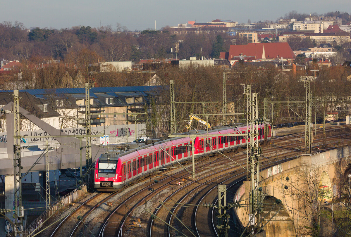 430-Vollzug als S3 Backnang - Stuttgart-Vaihingen am 13.01.2021 auf der Neckarbrücke in Stuttgart-Bad Cannstatt. 