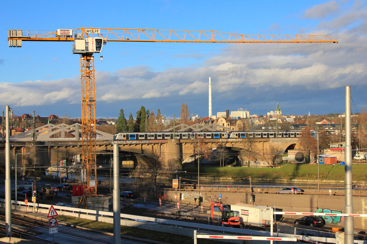 430-Vollzug der neuesten Generation in der neuen Farbgebung des Aufgabenträgers, dem Verband Region Stuttgart, am 15.01.2023 auf der Neckarbrücke in Stuttgart-Bad Cannstatt. 