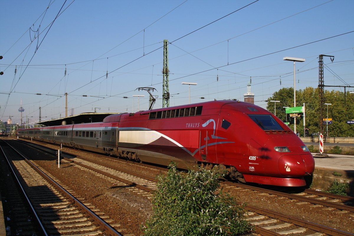 4305 wartet am 12.10.2010 als THA9448 von Köln Hauptbahnhof nach Paris Gare du Nord in Köln Messe/Deutz auf Weiterfahrt zum Hauptbahnhof.