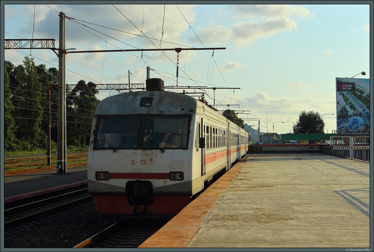 ეს-006 fährt in den Bahnhof Batumi Central ein. (12.09.2019)