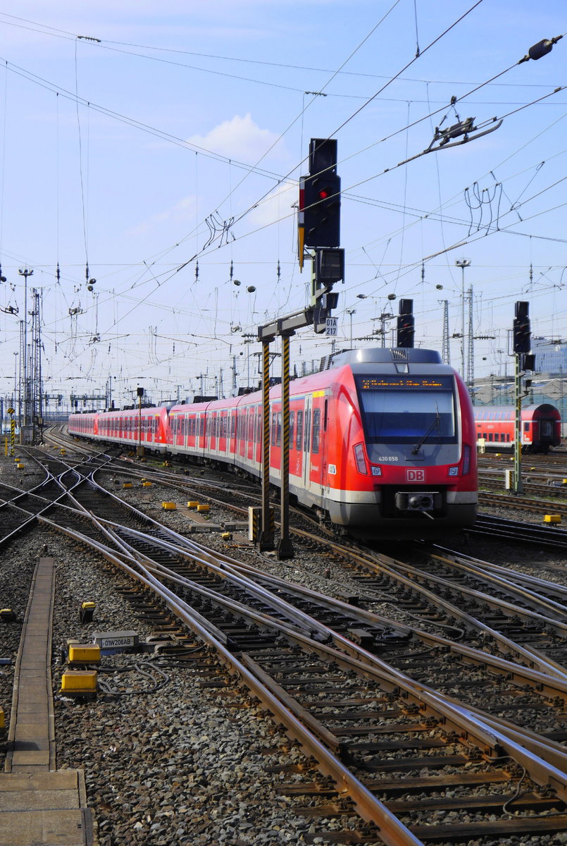 430er Dreifachtraktion (178, 128 und 158) als S1 nach Hanau bei der Ausfahrt aus Frankfurt Hbf (9.4.16)