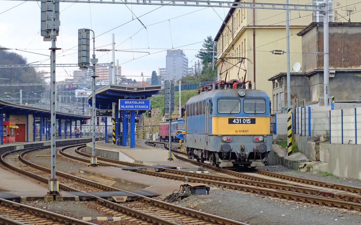 431 015 H-START (MÁV) rangiert im Bereich des Preßburger Hauptbahnhofs, im Hintergrund sehr bekannt Oberleitungskontrollwagen MVTV 02-09 (ŽSR); 04.12.2014