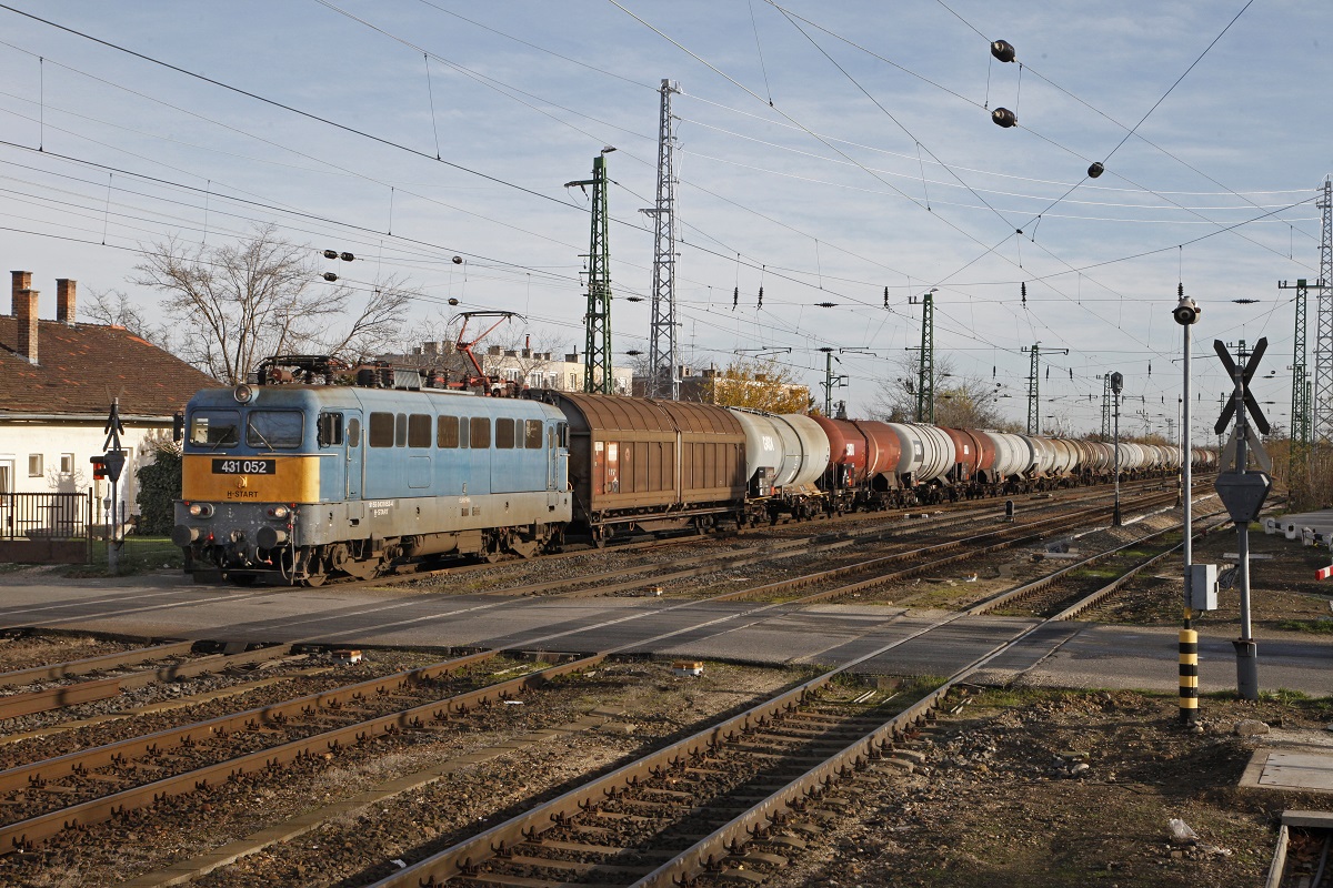 431 052 fährt am 16.11.2015 mit einem Güterzug in den Bahnhof Hegyeshalom ein.