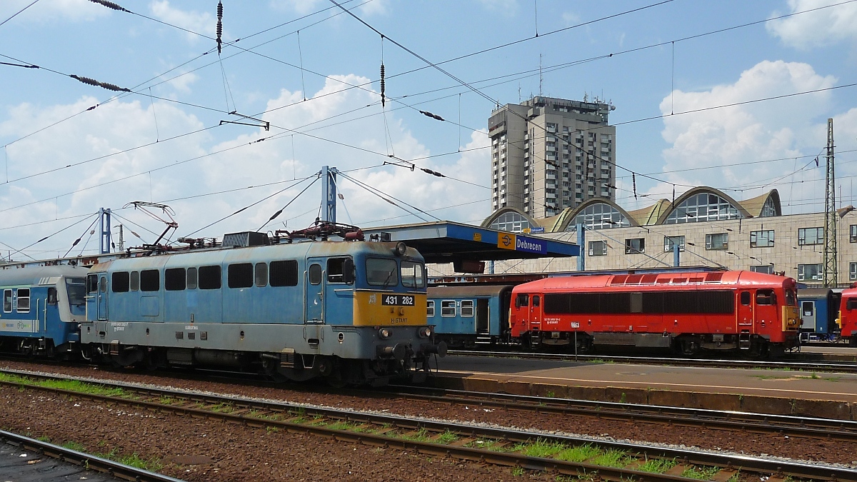 431-282 und 418-131 der MAV-START in Debrecen, 26.6.2016 