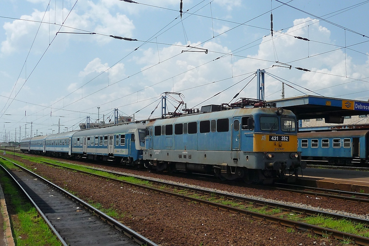 431-282 vor einem Steuerwagen in Debrecen, 26.6.2016 