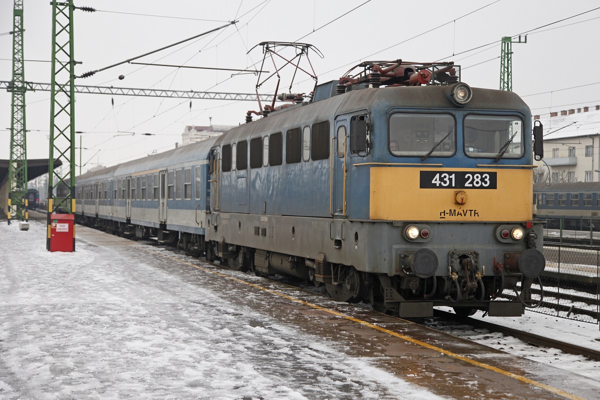431 283 fährt am 4.02.2014 aus dem Bahnhof Szombahtely aus.