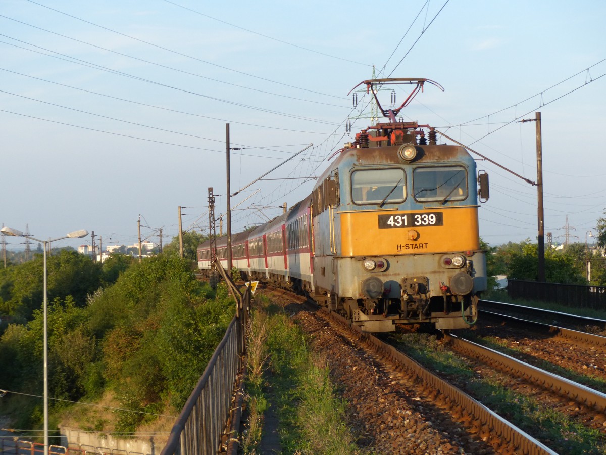 431 339 mit einem Zug nach Bratislava fährt in Bratislava Vinohrady ein. 24.8.2015