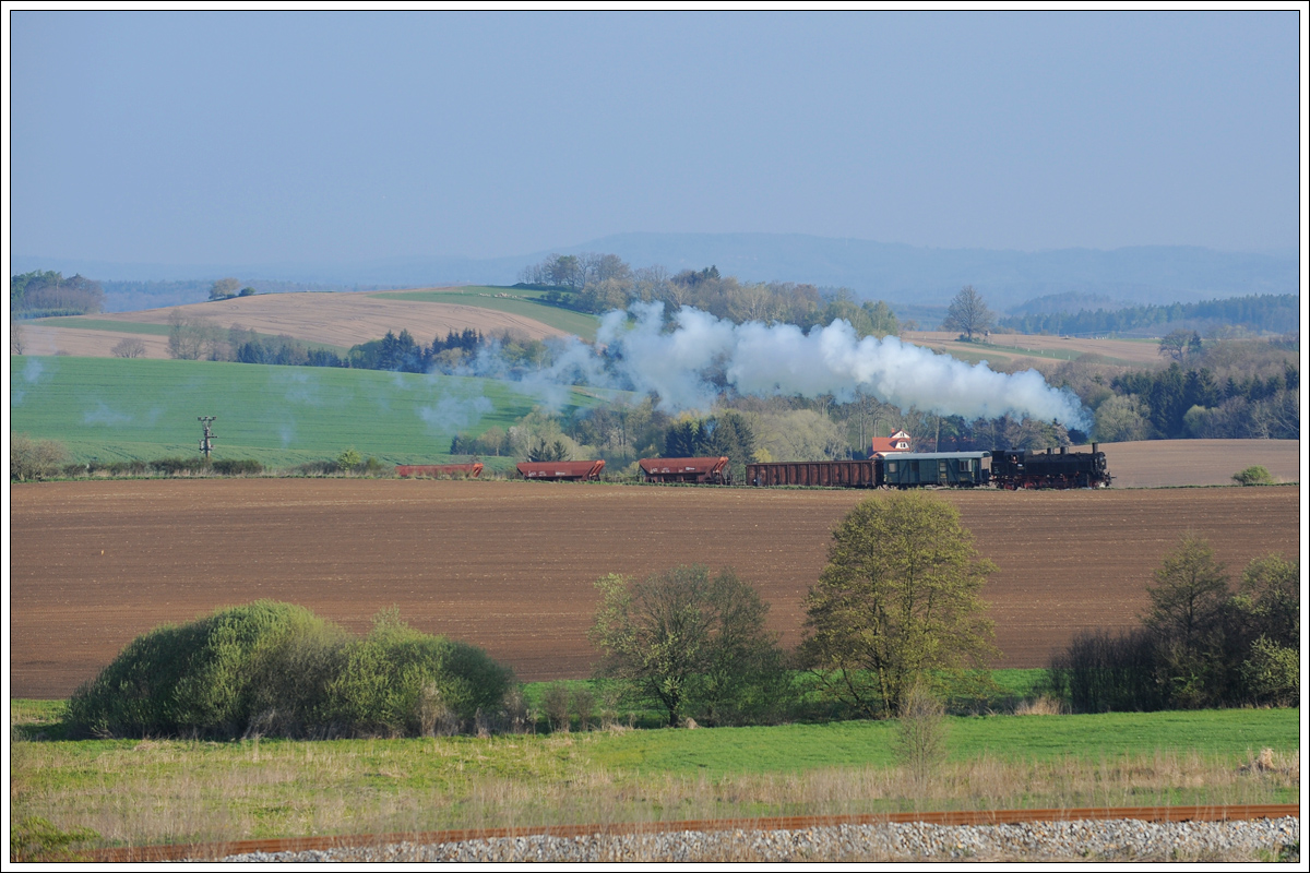 431.029 (ex ÖBB 93.1360) am 1.5.2017 mit einem Fotozug von Benešov nach Postupice zwischen der Haltestelle Struhařov und Dobříčkov aufgenommen.
