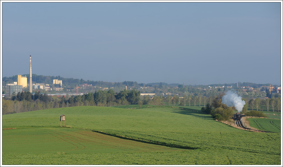 431.029 (ex ÖBB 93.1360) am 1.5.2017 mit einem Fotozug von Benešov nach Postupice kurz nach der Ausfahrt mit Blick auf Benešov.
