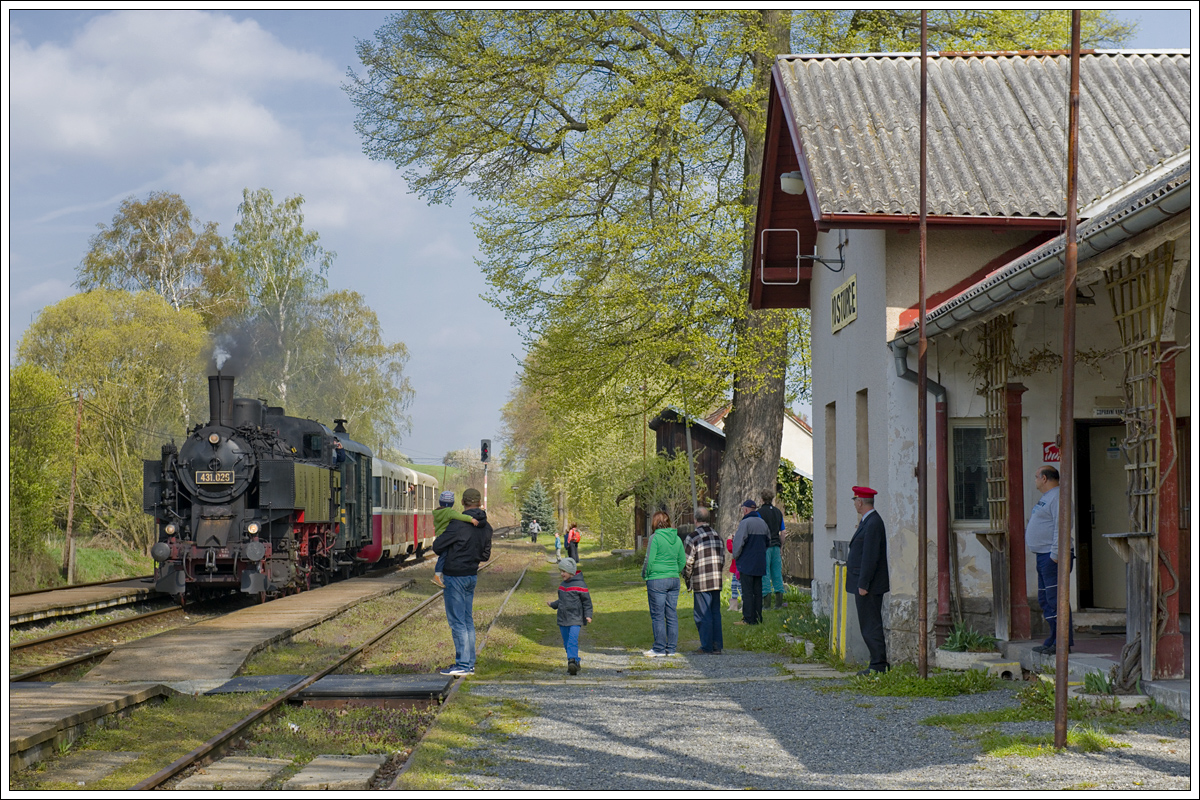 431.029 (ex ÖBB 93.1360) am 1.5.2017 bei der Einfahrt in den Bahnhof Postupice. 