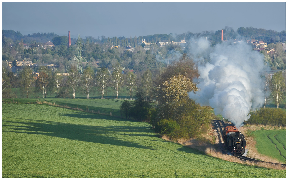 431.029 (ex ÖBB 93.1360) am 1.5.2017 mit einem Fotozug von Benešov nach Postupice kurz nach der Ausfahrt aus Benešov. 