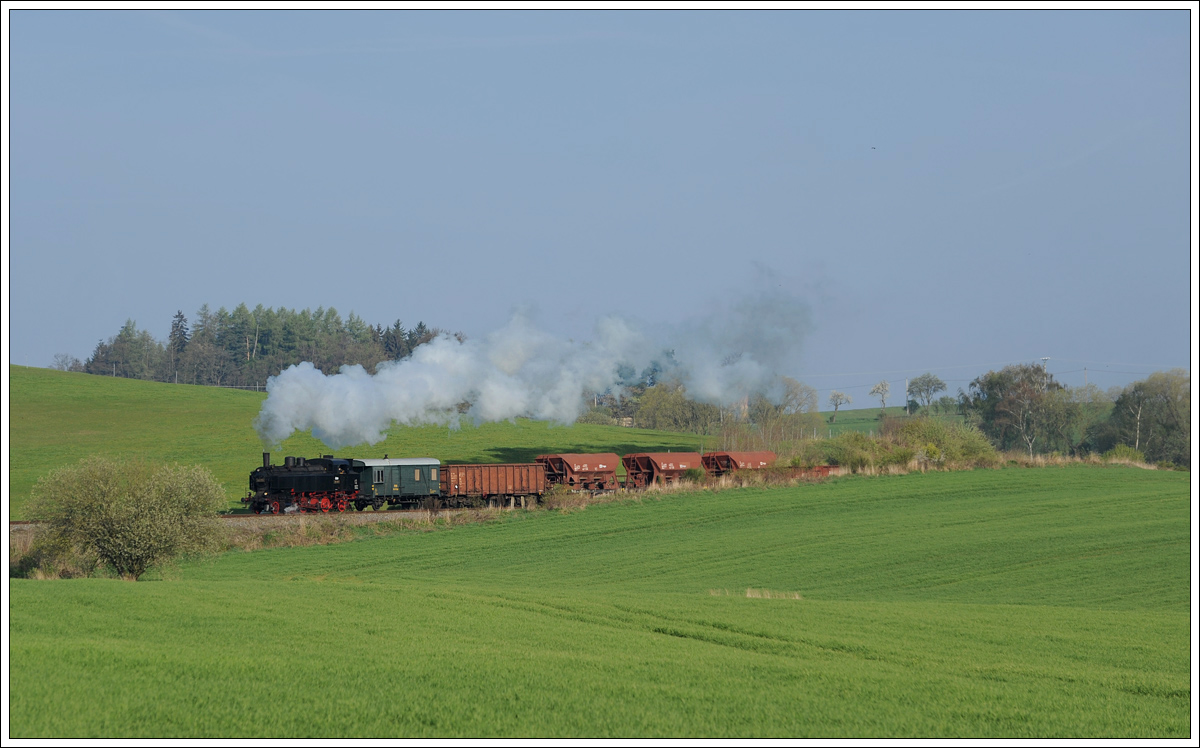 431.029 (ex ÖBB 93.1360) am 1.5.2017 mit einem Fotozug von Benešov nach Postupice kurz vor dem Zielbahnhof aufgenommen. 