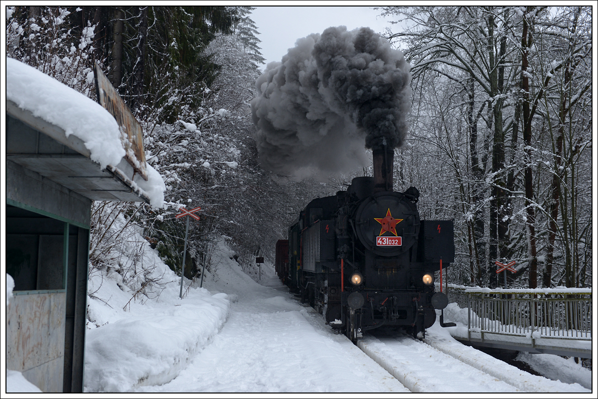 431.032 (ex ÖBB 93.1360) am 13.1.2019 mit ihrem Pn 59283 von Rokytnice n. Jizerou nach Turnov bei der Durchfahrt der Haltestelle Poniklá zastávka. 