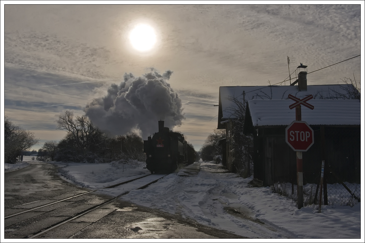 431.032 (ex ÖBB 93.1360) am 11.1.2019 mit ihrem Pn 59237 von Benešov u Prahy nach Kolín bei der Durchfahrt in in Hatě.