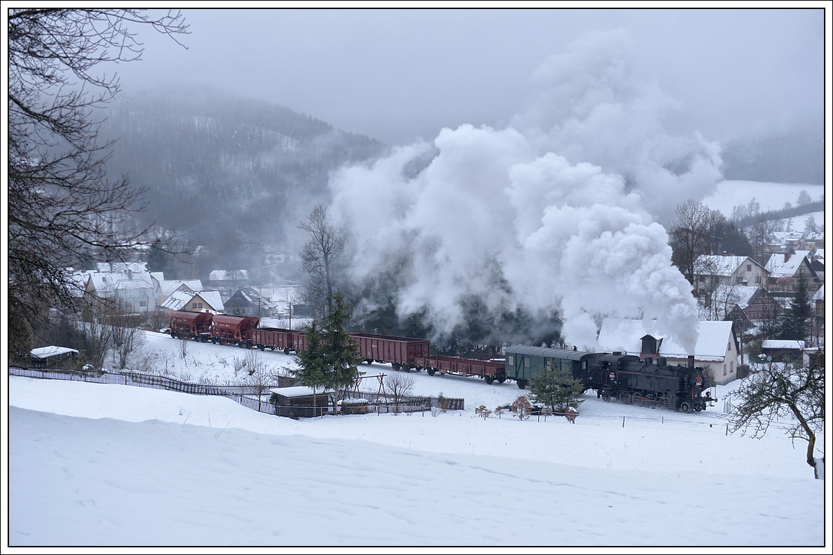 431.032 (ex ÖBB 93.1360) am 12.1.2019 mit ihrem Pn 59253 von Poniklá  nach Martinice v Krk. kurz nach der Ausfahrt aus Hrabačov aufgenommen.