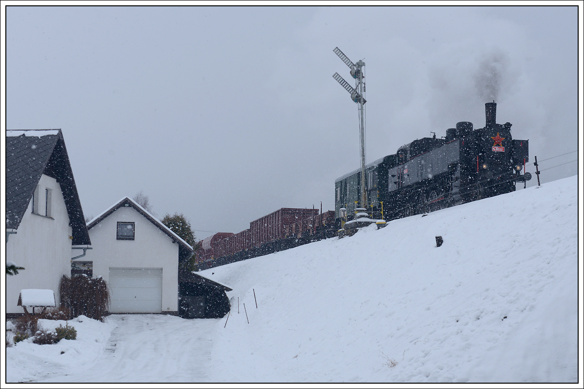 431.032 (ex ÖBB 93.1360) am 12.1.2019 mit ihrem Pn 59248 von Kolín nach Martinice beim ES des Zielbahnhofes.