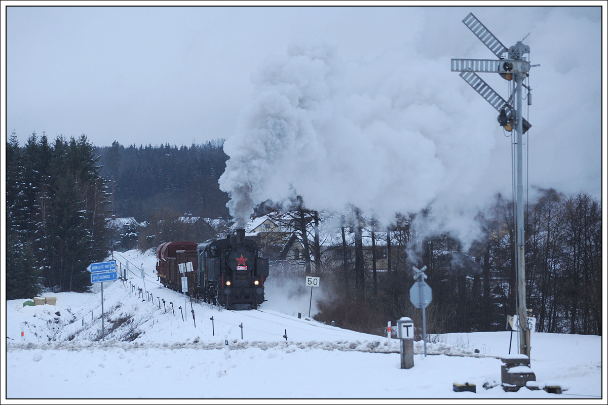 431.032 (ex ÖBB 93.1360) am 12.1.2019 mit ihrem Pn 59253 von Poniklá nach Martinice v Krk. beim Einfahrsignal Martinice.