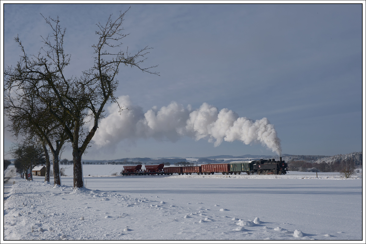 431.032 (ex ÖBB 93.1360) am 11.1.2019 mit ihrem Pn 59237 von Benešov u Prahy nach Kolín aufgenommen nach Rataje nad Sázavou beim Anstieg aus dem Szavatal auf die Hochebene. 