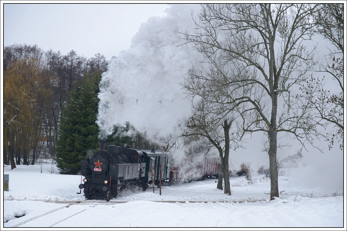 431.032 (ex ÖBB 93.1360) am 13.1.2019 mit ihrem Pn 59283 von Rokytnice nad Jizerou über Martinice v Krk., Stará Paka und Libuň nach Turnov bei der 30%o Steigung in Cidlina. Der Sound war einfach nur genial. 