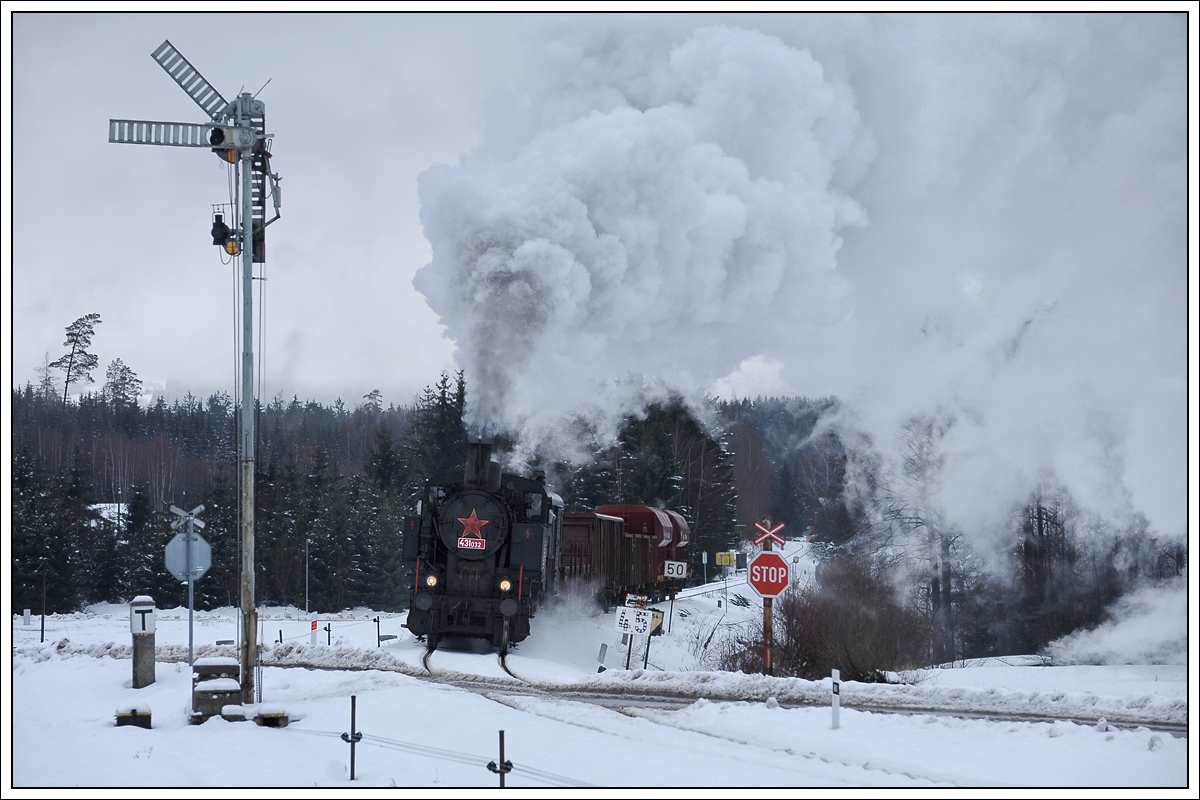 431.032 (ex ÖBB 93.1360) am 12.1.2019 mit ihrem Pn 59253 von Poniklá nach Martinice v Krk. beim Einfahrsignal Martinice.