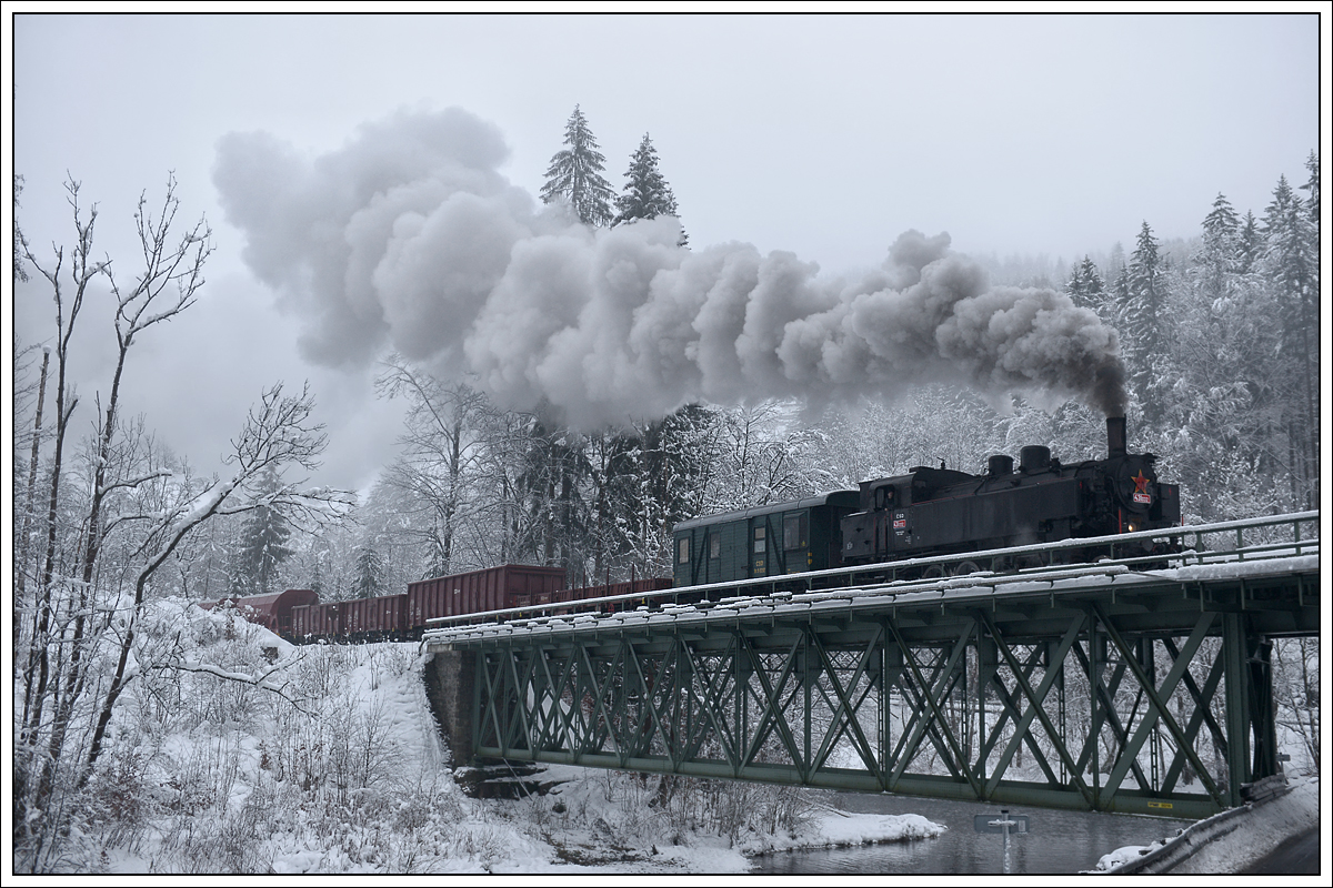 431.032 (ex ÖBB 93.1360) am 13.1.2019 mit ihrem Pn 59283 von Rokytnice nad Jizerou über Martinice v Krk., Stará Paka und Libuň nach Turnov zwischen Poniklá und der Haltestelle Poniklá zastávka aufgenommen. 