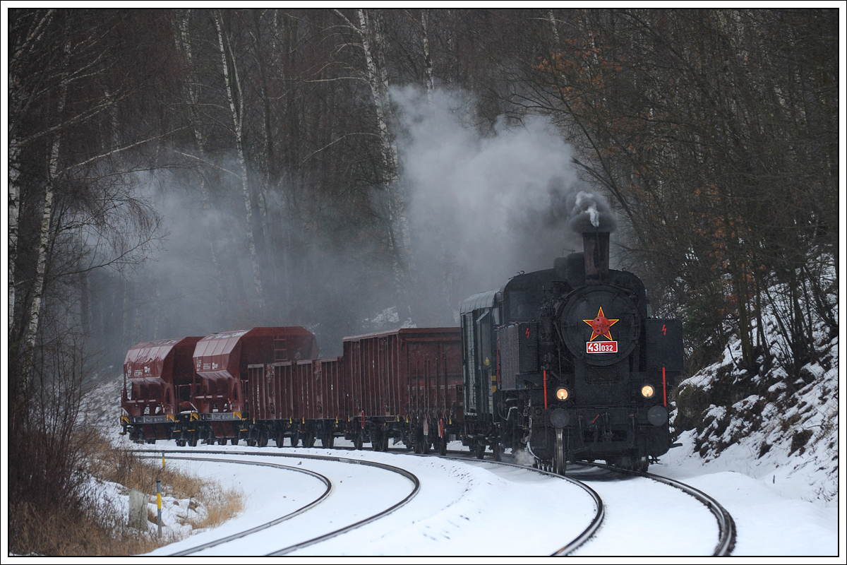 431.032 (ex ÖBB 93.1360) am 13.1.2019 mit ihrem Pn 59283 von Rokytnice nad Jizerou über Martinice v Krk., Stará Paka und Libuň nach Turnov kurz nach dem Stürzen in Stara Paka bereits Richtung Turnov fahrend.