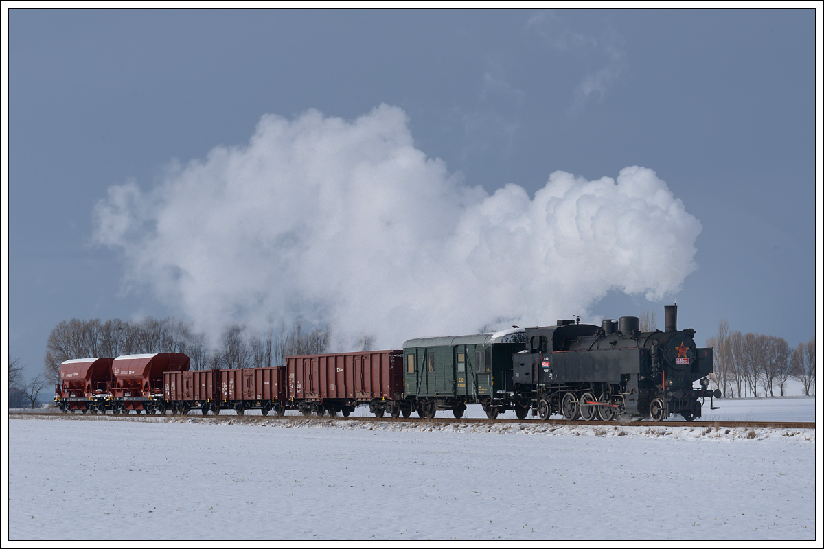 431.032 (ex ÖBB 93.1360) am 11.1.2019 mit ihrem Pn 59237 von Benešov u Prahy nach Kolín aufgenommen kurz nach der Durchfahrt der Haltestelle Chotouchov.