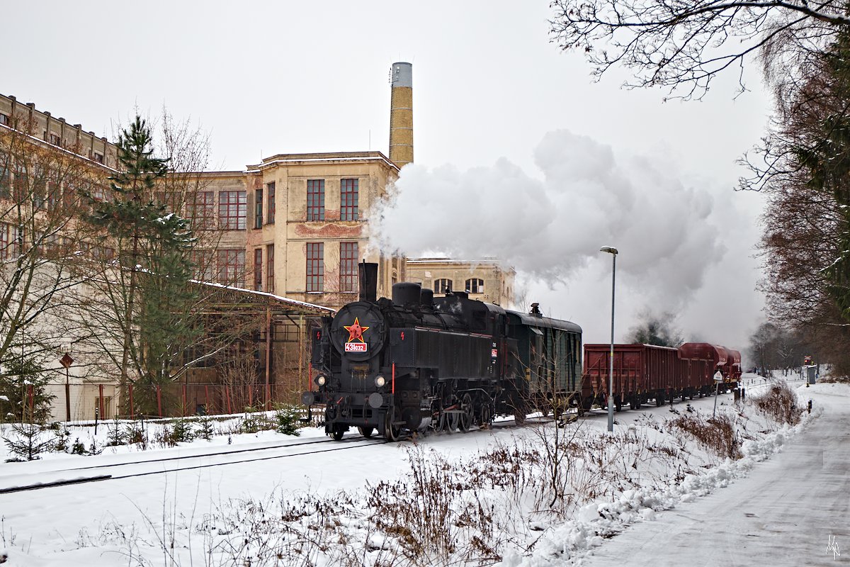 431.032 (ex ÖBB 93.1360) mit ihrem Foto-Güterzug bei der Einfahrt in Nová Paka. (12.01.2019)