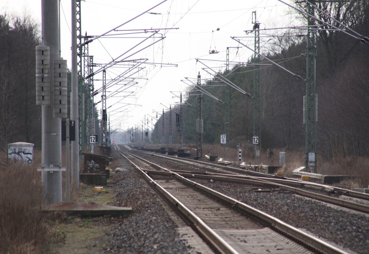 4.3.2012 Schönwalde (Kr. Nauen) aus dem Bahnhof mit 2 Überholungsgleisen wurde eine Überleitstelle. 152 016 im Hintergrund.
