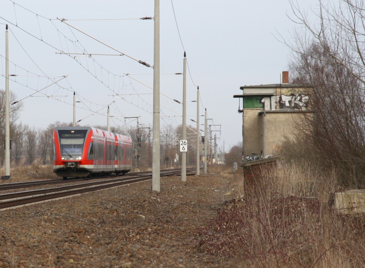 4.3.2012 Schönwalde (Kr. Nauen), RE 6 nach Berlin-Spandau passiert das stillgelegte Fdl-Stw.