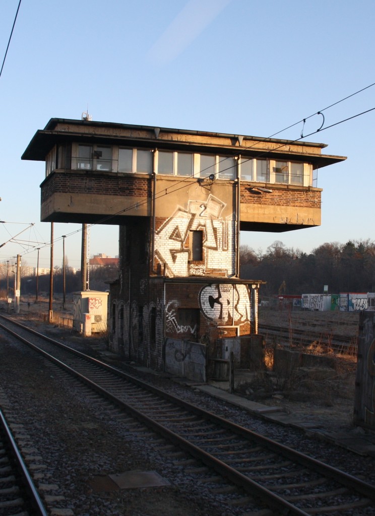 4.3.2013 Berlin Frankfurter Allee. Stw B2 aus umgeleiteten EC gesehen. Laut EBA steht der Abriss an. Glaube gelesen zu haben, daß Richard Brademann der Architekt war.