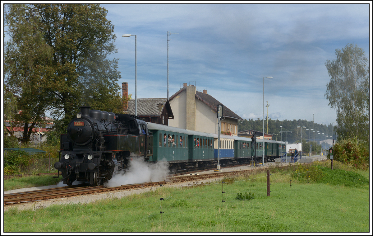 433 001 bei der Ausfahrt aus Kremze mit ihrem Sonderzug OS 28863 von Budweis nach Krumau an der Moldau am 22.9.2018.

2011 gab es hier noch keinen Mittelbahnsteig. 
http://www.bahnbilder.de/bild/Tschechien~Dampfloks~BR+310/558617/310-093-ex-kkstb-97194-mit.html